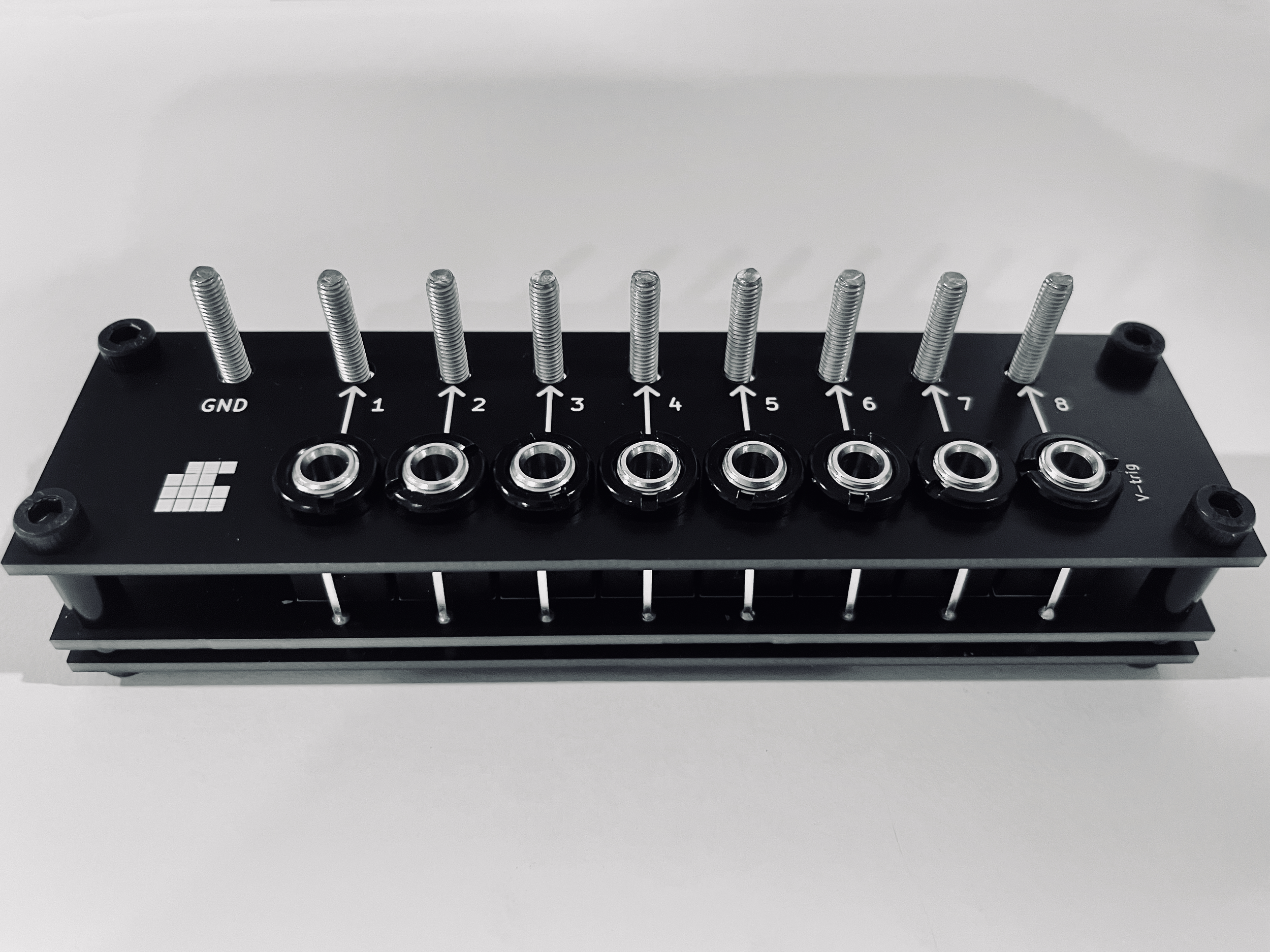 8-GATES eurorack module